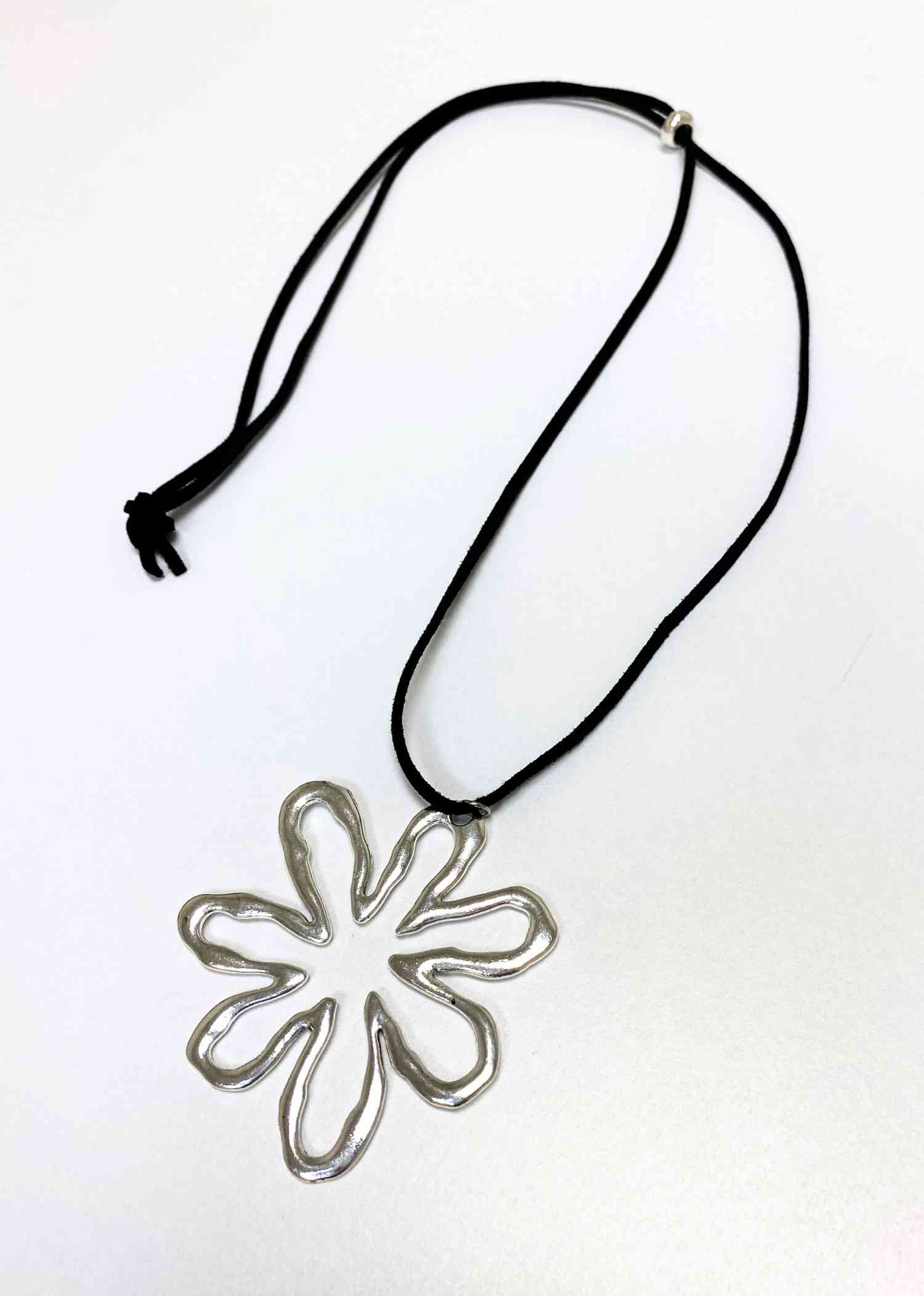 Stylish Oversized Flower Pendant Necklace
