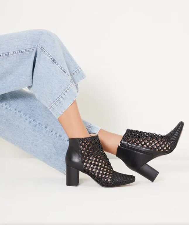Stylish Black Tressé Boots - Size 38BR