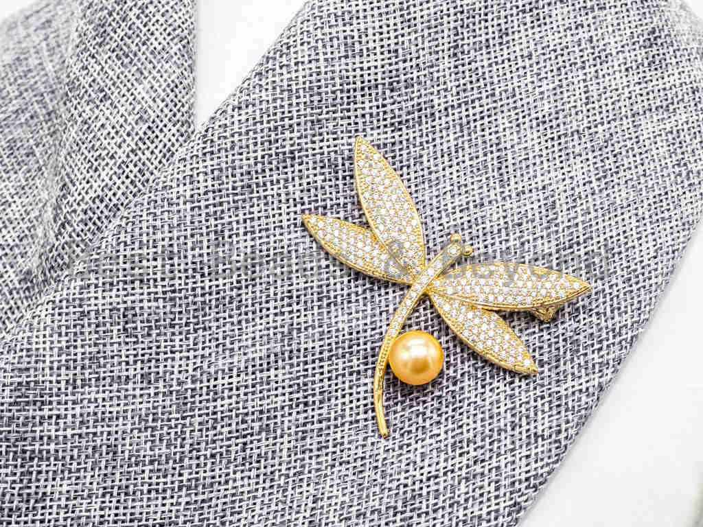 Glamorous Gold-Plated Dragonfly Brooch with 10mm Shell Pearl
