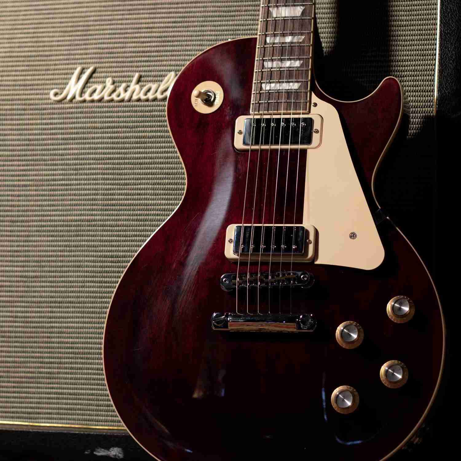 Gibson Les Paul 70s Deluxe Wine Red Electric Guitar with Hard Shell Case