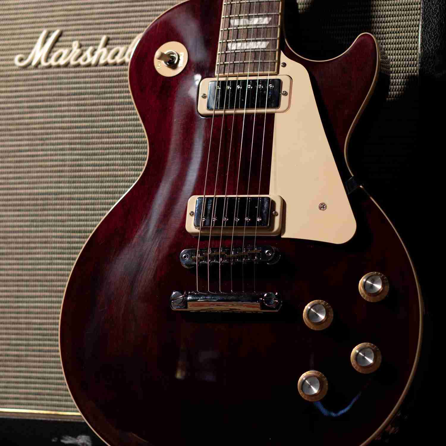 Gibson Les Paul 70s Deluxe Wine Red Electric Guitar with Hard Shell Case