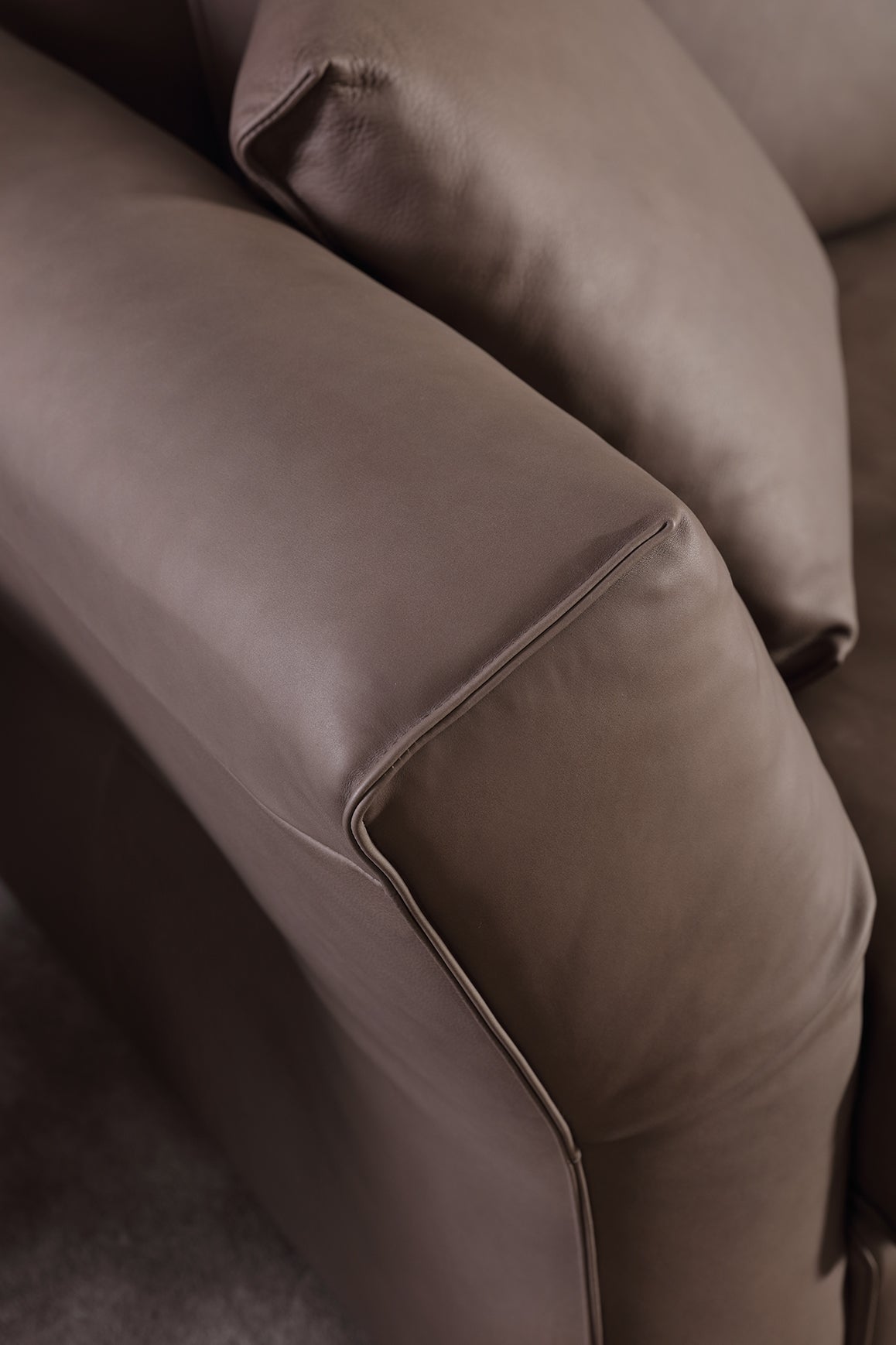 Elegant Italian Minimalist Sofa VJ1-1829, A Fusion of Art and Comfort