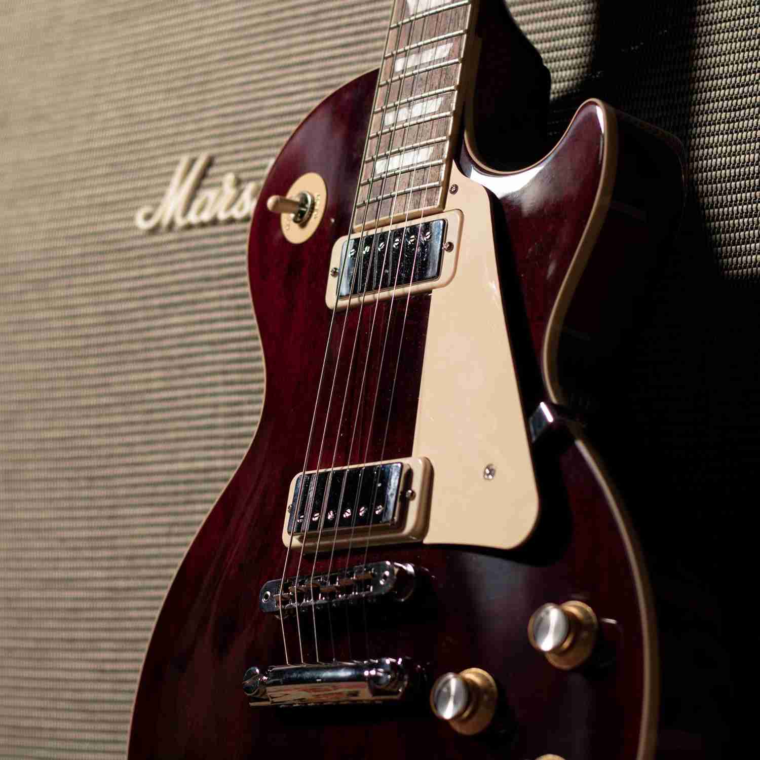 Gibson Les Paul 70s Deluxe Wine Red Electric Guitar with Hard Shell Case