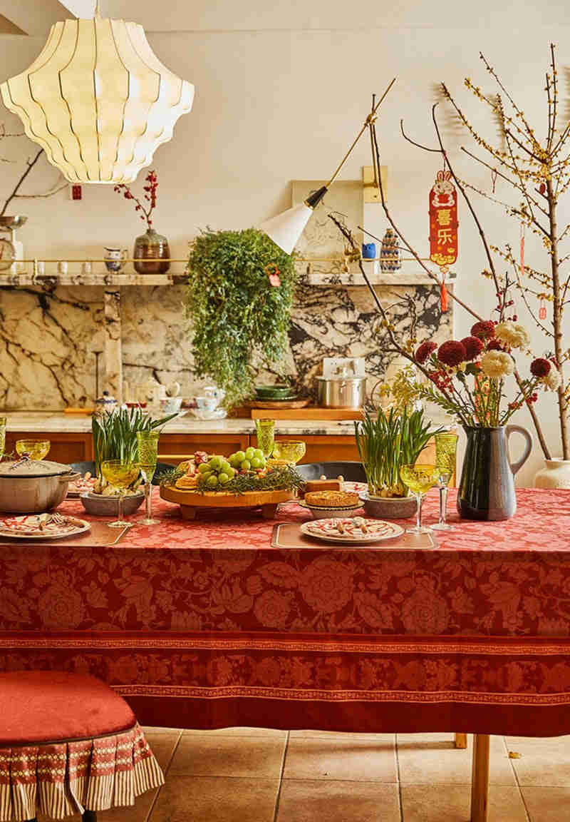 Elegant Red Flower Pattern Tablecloth for Dining and Special Events