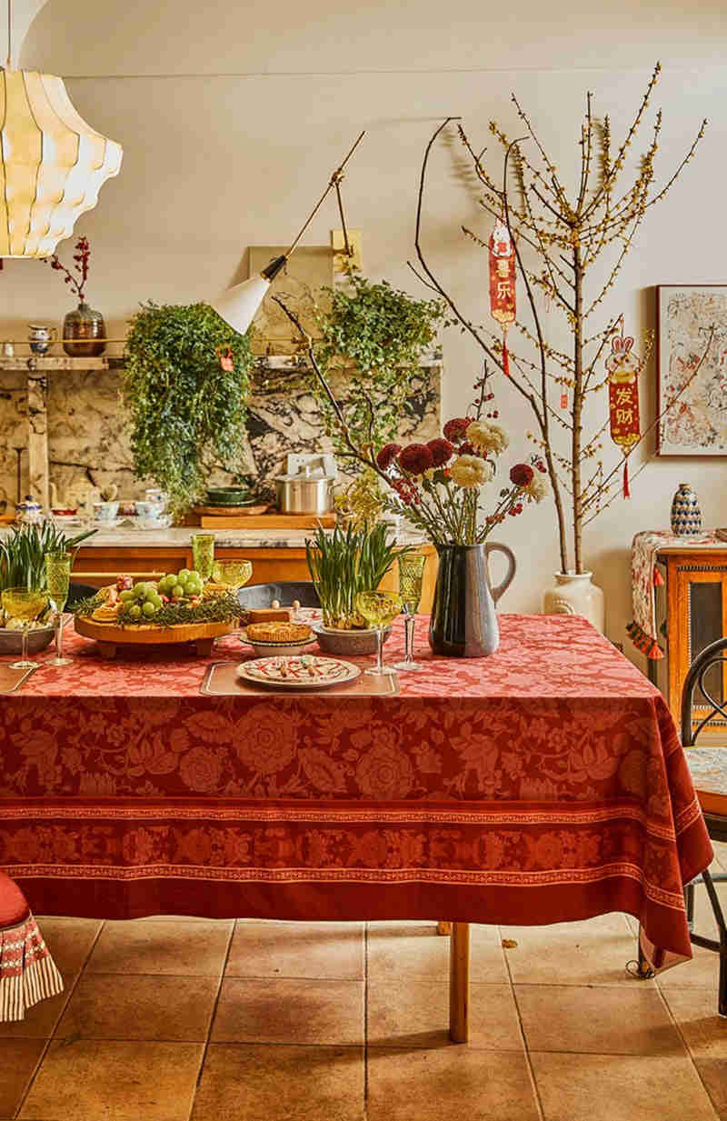 Elegant Red Flower Pattern Tablecloth for Dining and Special Events