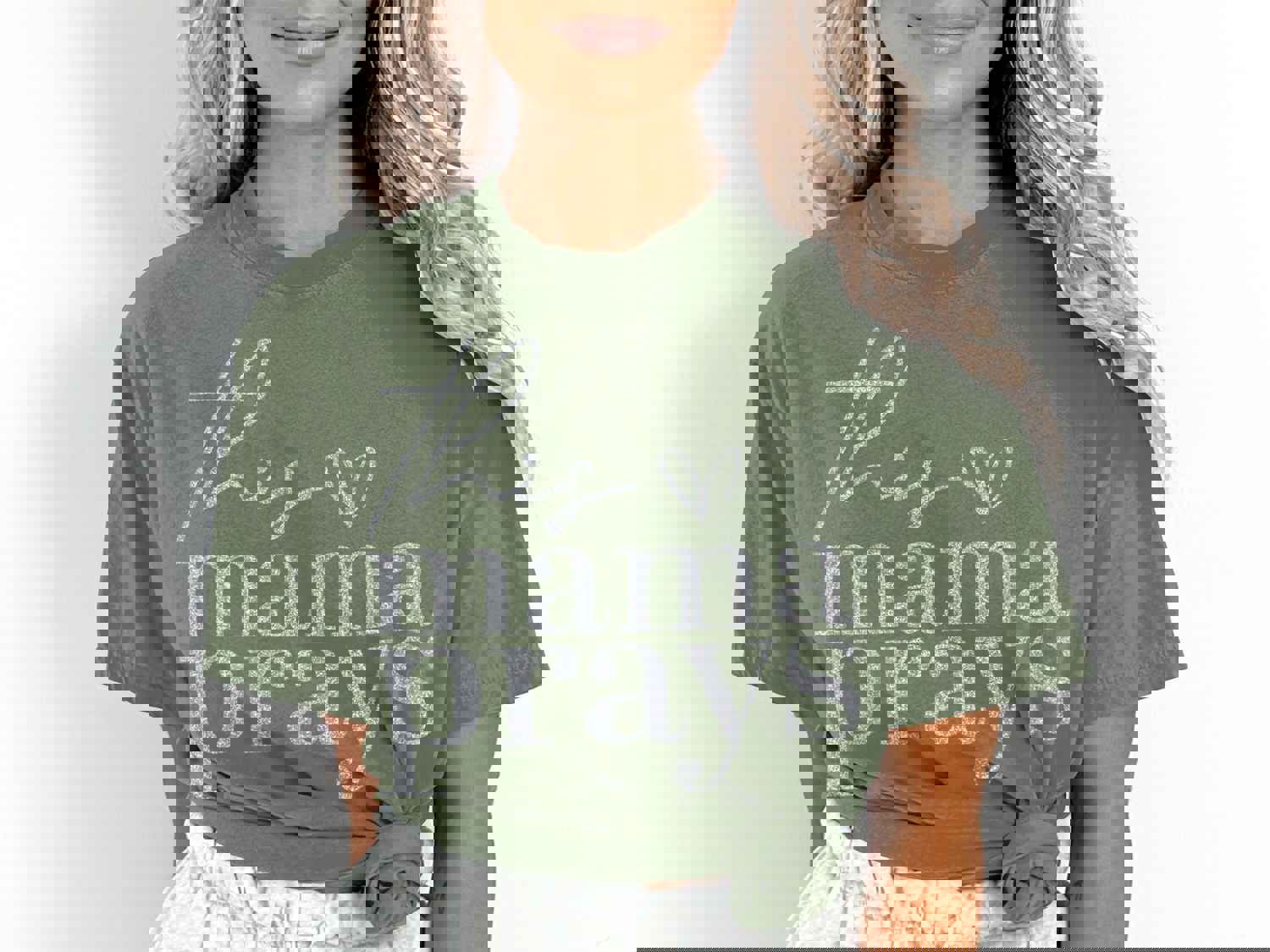Faithful Mom's Graphic Tee - This Mama Prays, Comfortable & Stylish