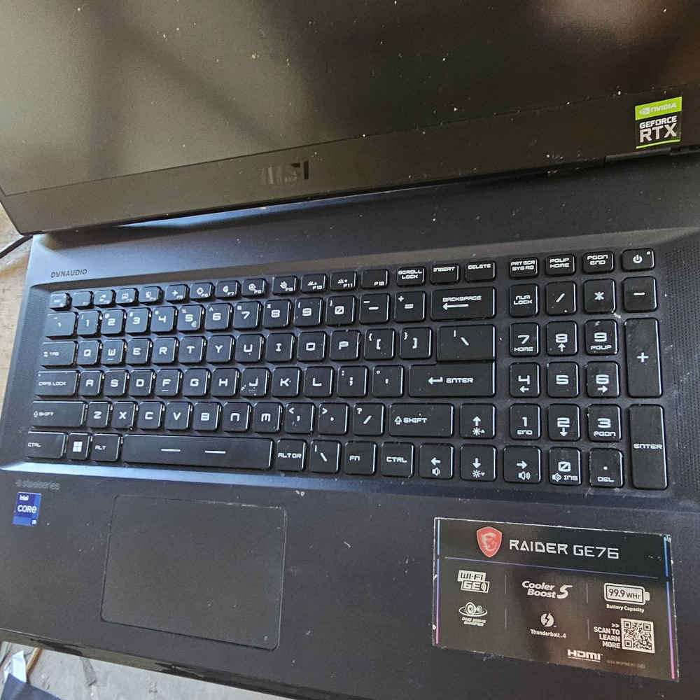 MSI Raider GE76 12UE-871 Gaming Laptop