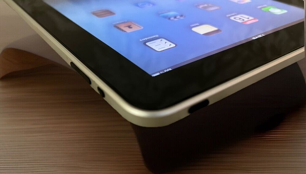Apple iPad 1st Generation 9.7" 16GB Wi-Fi - Grade B+