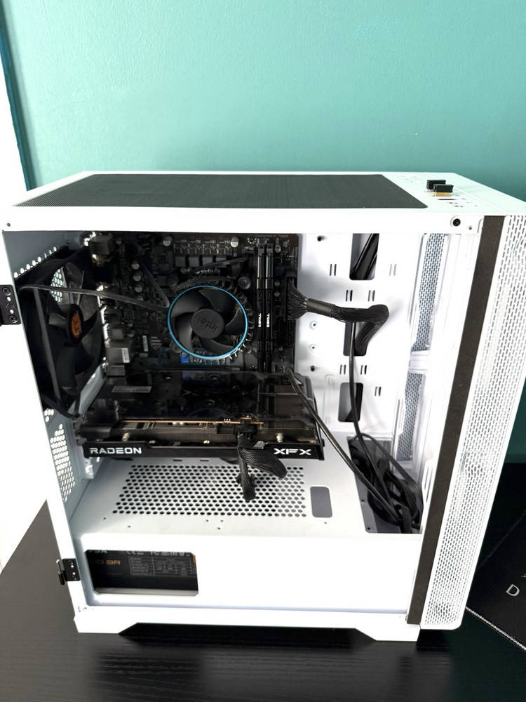 High-Performance Gaming PC - Intel Core i5 12400, AMD RX 6600