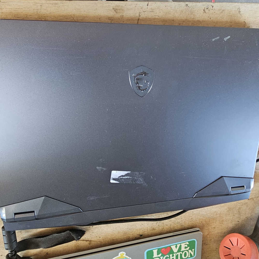 MSI Raider GE76 12UE-871 Gaming Laptop