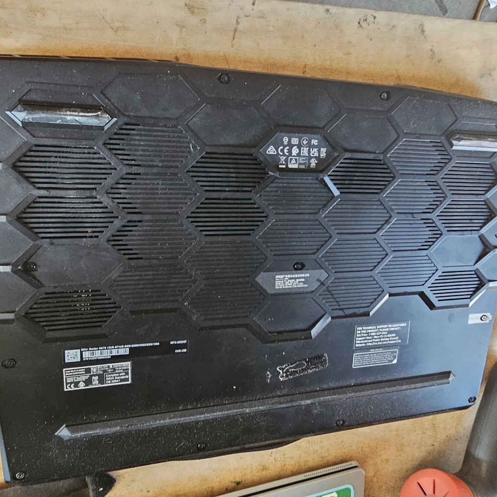 MSI Raider GE76 12UE-871 Gaming Laptop