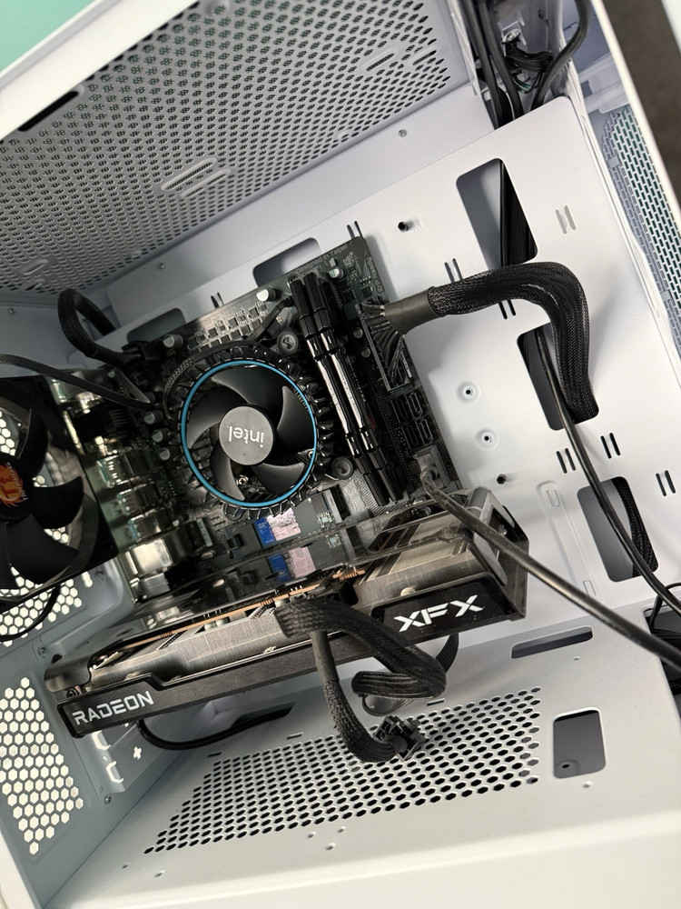 High-Performance Gaming PC - Intel Core i5 12400, AMD RX 6600
