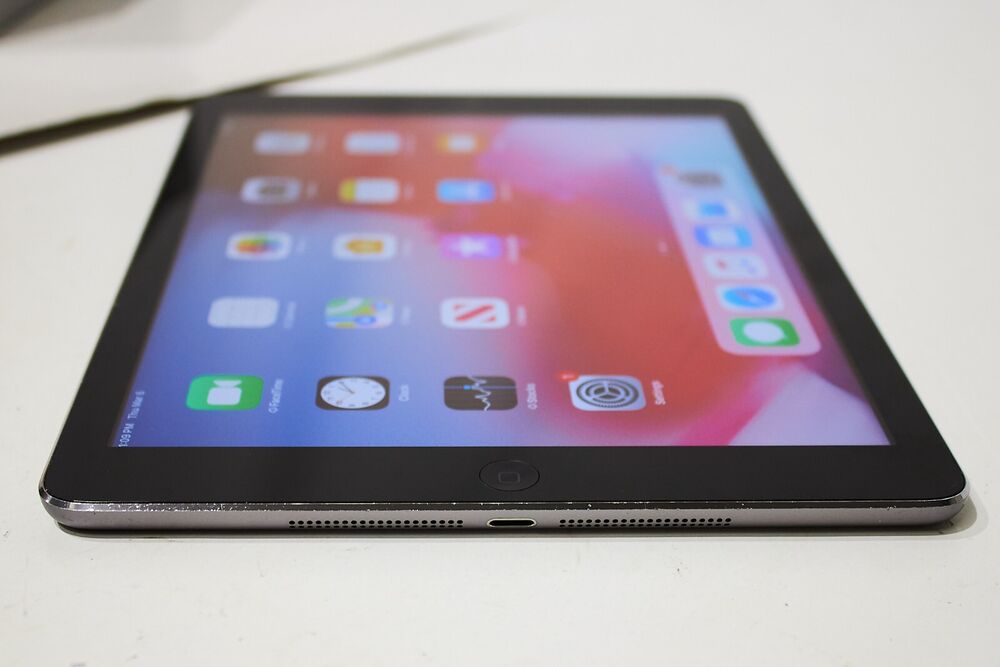 Apple iPad Air 16GB Wi-Fi 9.7" Tablet - Space Gray (Good Condition)