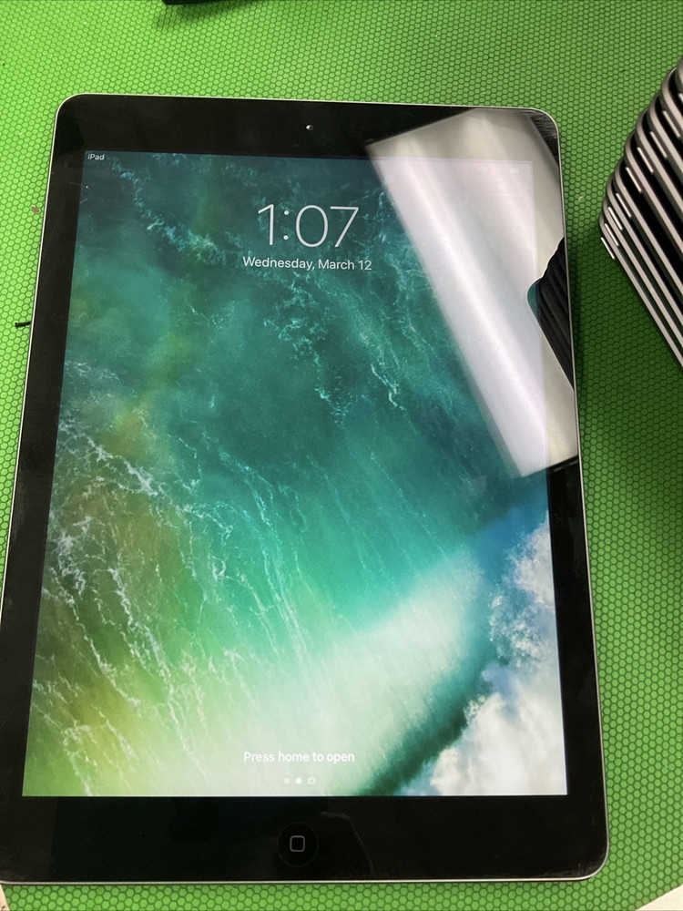 Apple iPad Air 16GB Wi-Fi 9.7-inch Tablet with iOS 12.5.7