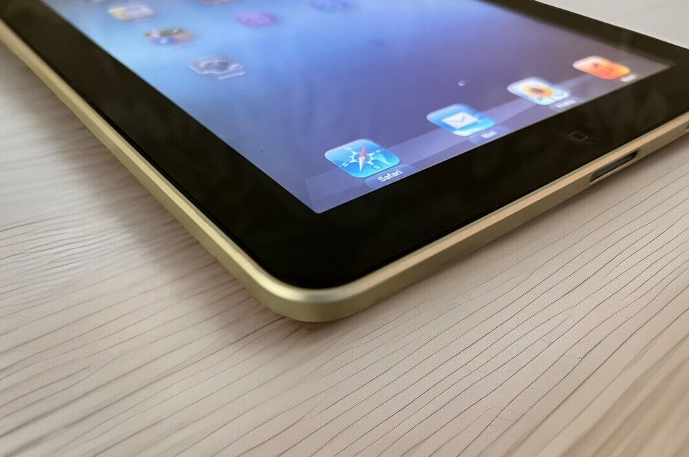 Apple iPad 1st Generation 9.7" 16GB Wi-Fi - Grade B+