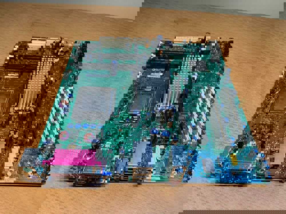 Intel D946GZIS Motherboard with Intel CPU and IO Shield - TESTED