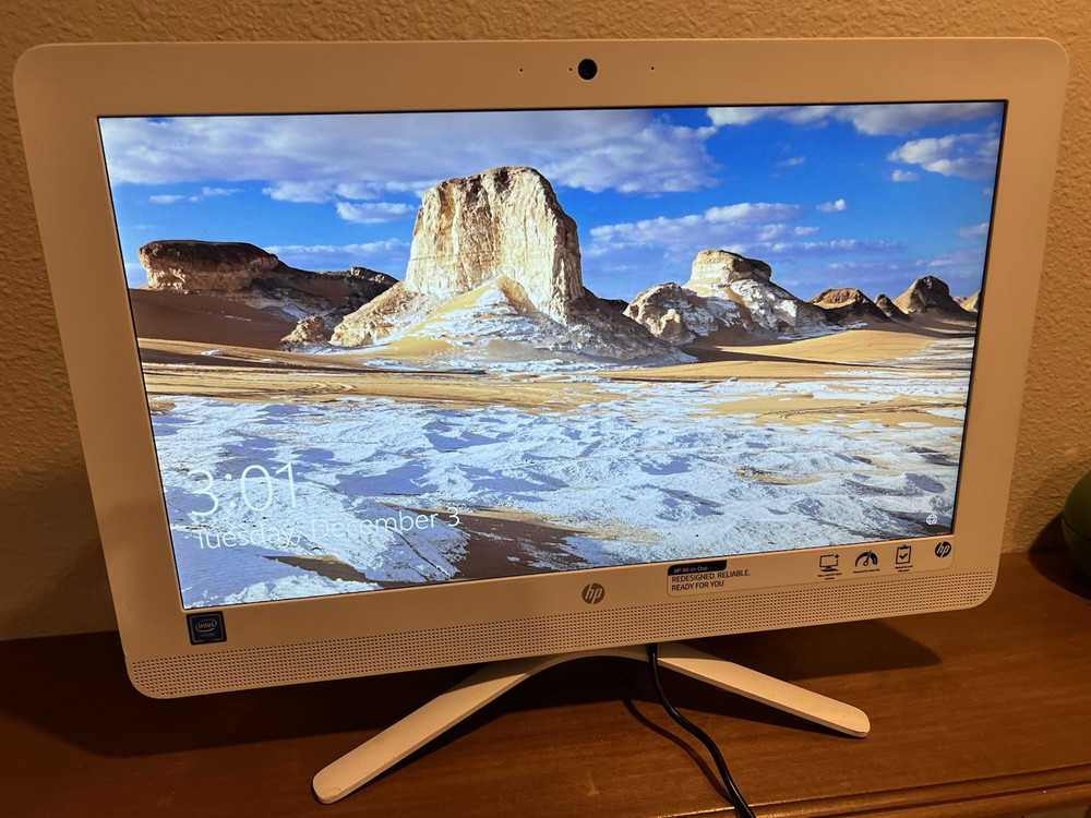 HP 20 All-In-One Computer - Model 20 C023W, Windows 10, White/Teal