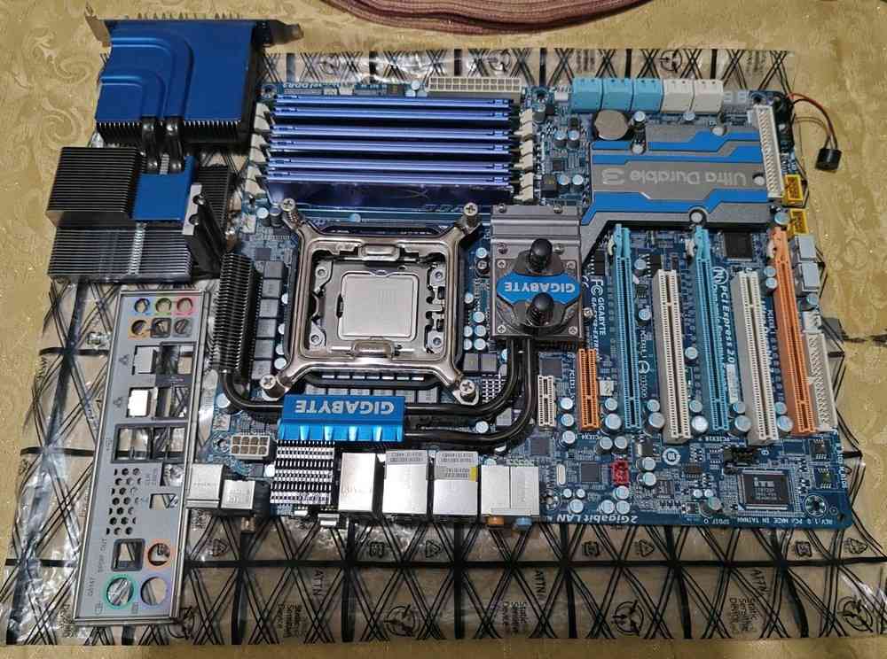 Gigabyte GA-EX58-Extreme Motherboard with LGA 1366 and Heat Sink