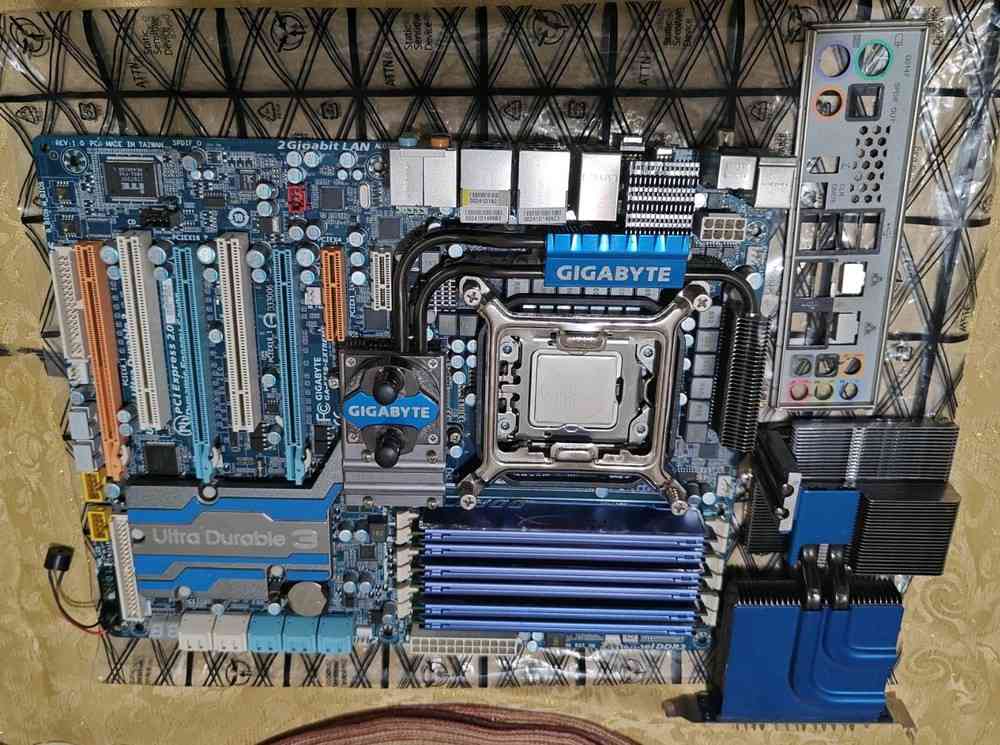 Gigabyte GA-EX58-Extreme Motherboard with LGA 1366 and Heat Sink