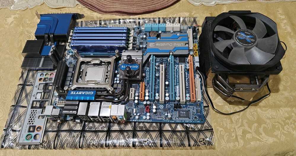 Gigabyte GA-EX58-Extreme Motherboard with LGA 1366 and Heat Sink