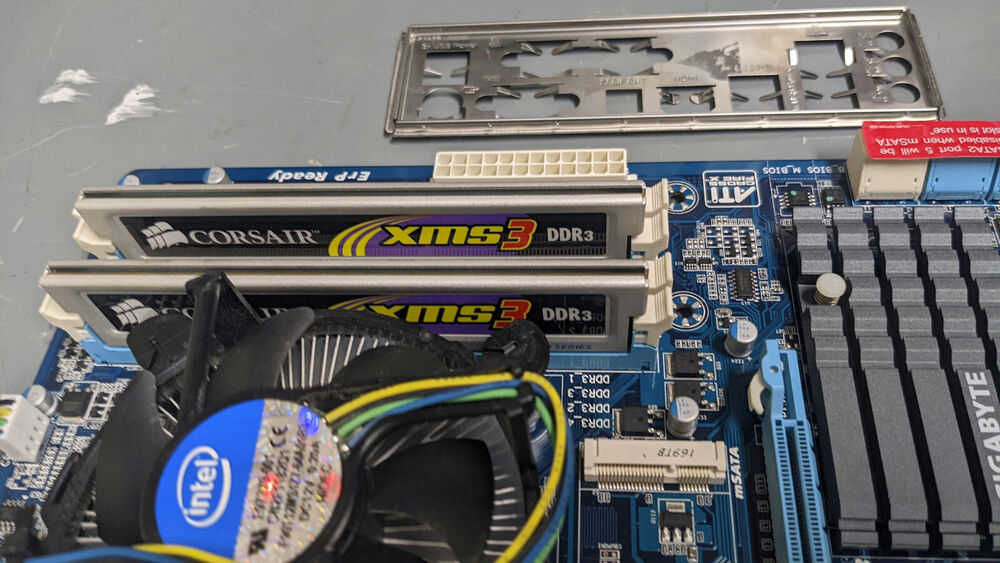Gigabyte GA-Z68AP-D3 ATX Motherboard with i5-2400 CPU and 4GB RAM