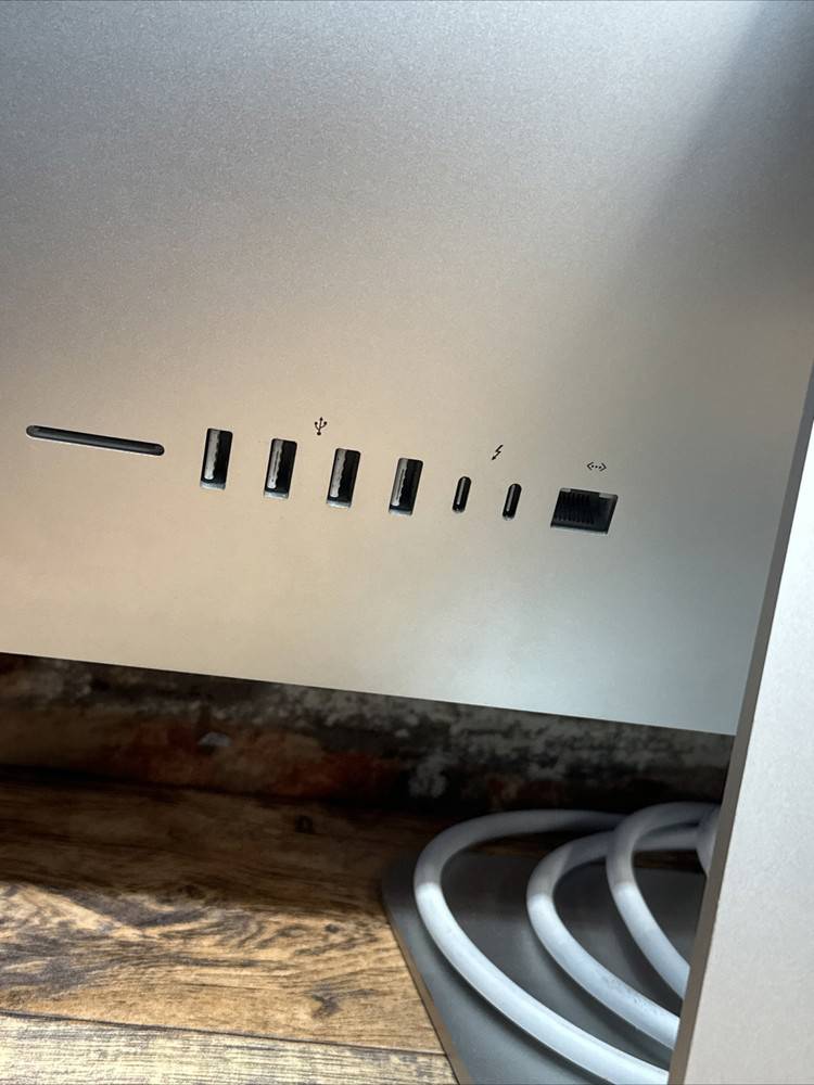 Apple iMac 21.5” 2017 A1418 Core i5-7360U 2.30GHz 8GB RAM 256GB SSD All-in-One Desktop