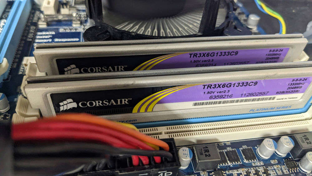 Gigabyte GA-Z68AP-D3 ATX Motherboard with i5-2400 CPU and 4GB RAM
