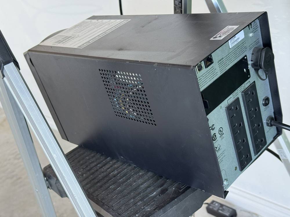 APC Smart-UPS SMT1500 120V 8 Outlet Power Supply - No Battery