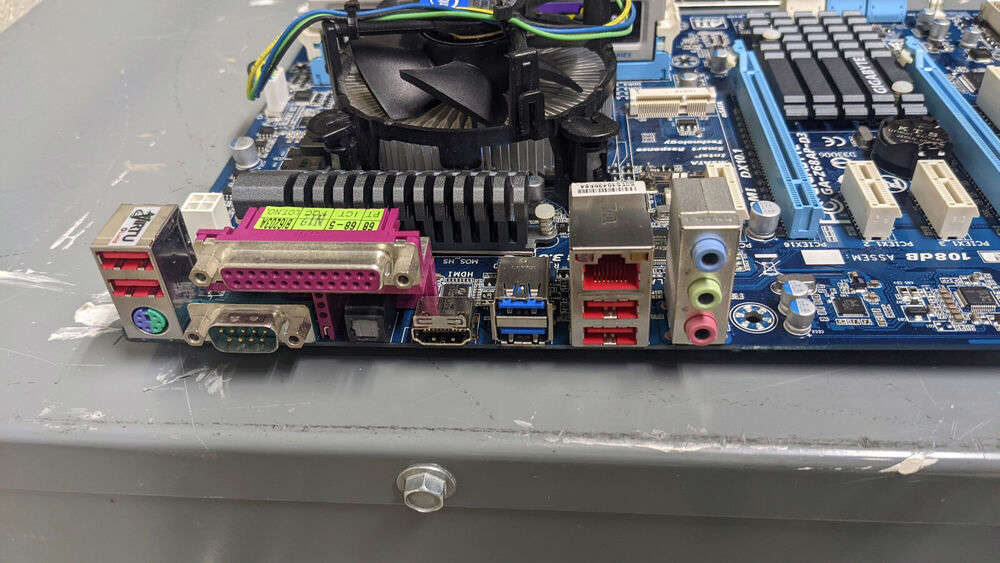 Gigabyte GA-Z68AP-D3 ATX Motherboard with i5-2400 CPU and 4GB RAM