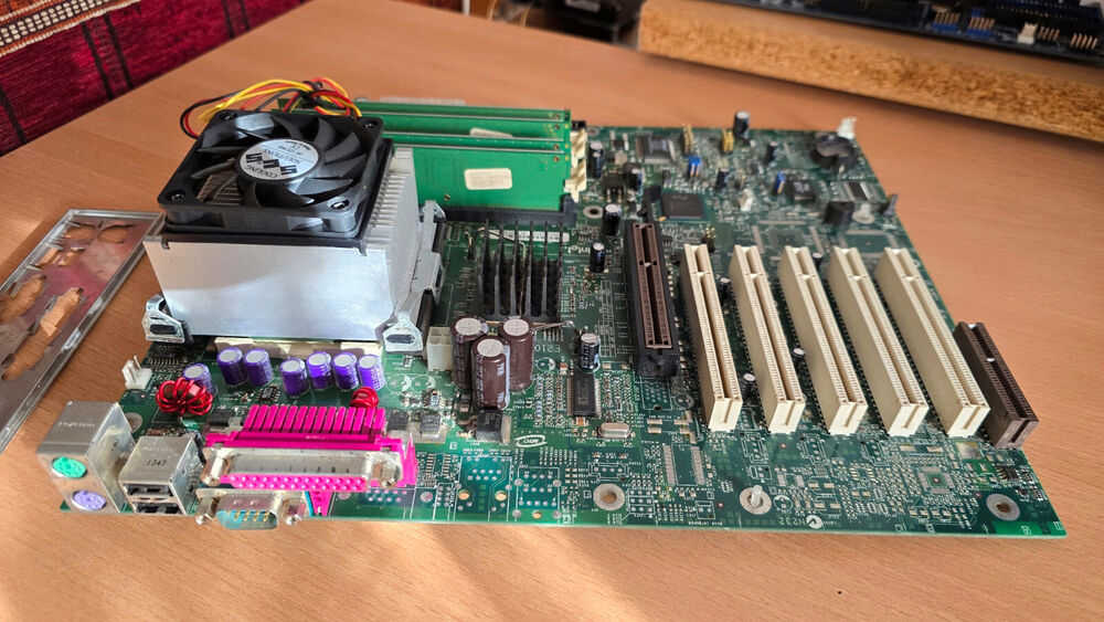 Intel D850GB Motherboard with Intel Pentium 4 and 384MB RDRAM - Fully Tested