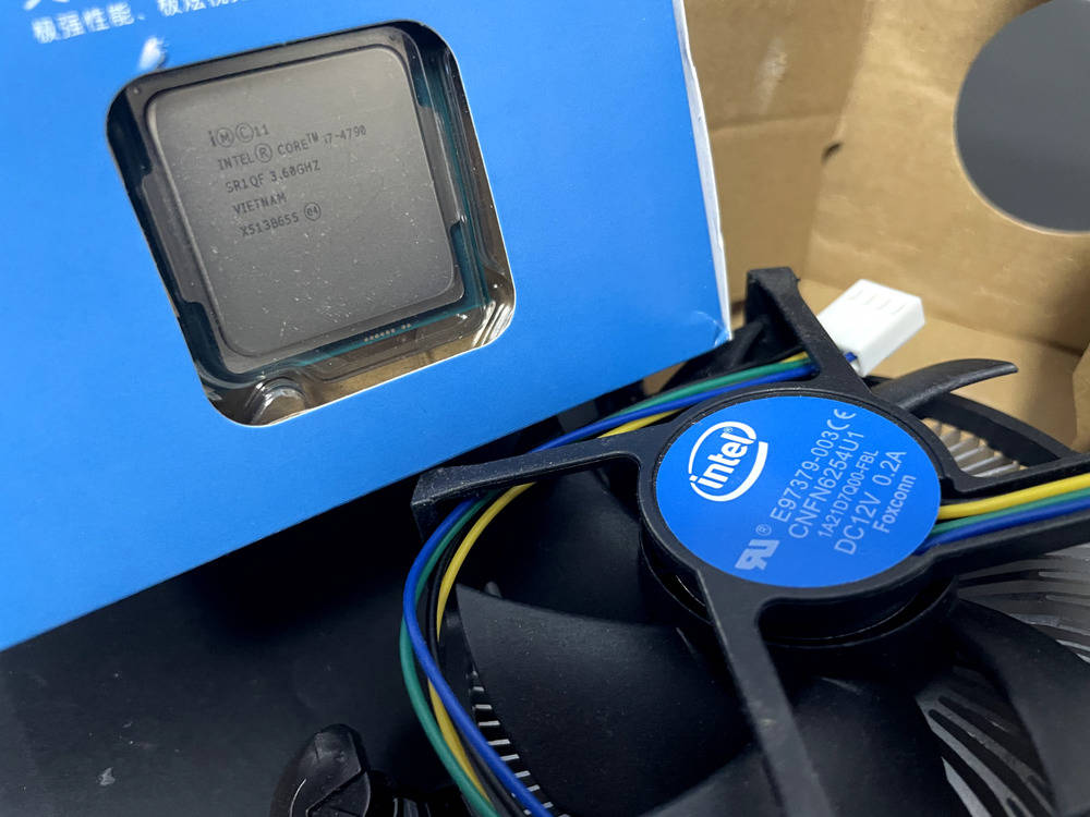 New Intel Core i7-4790K 4.00 GHz Quad-Core Processor with Cooler