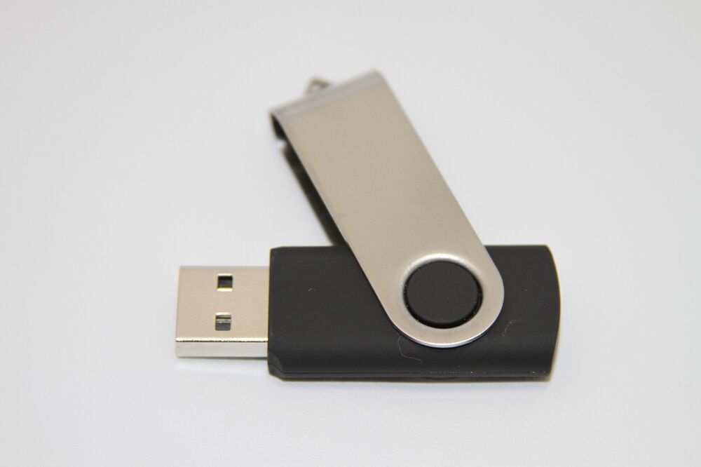 32GB USB Flash Drive - High-Speed USB 2.0 - Ideal for Multimedia Storage