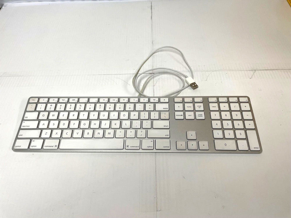 Apple A1243 Wired Mac Keyboard with Numeric Keypad - White
