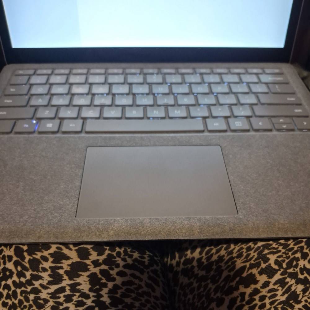 Microsoft Surface Laptop 2 1769 13.5 Intel i5-8250U 8GB RAM 256GB SSD