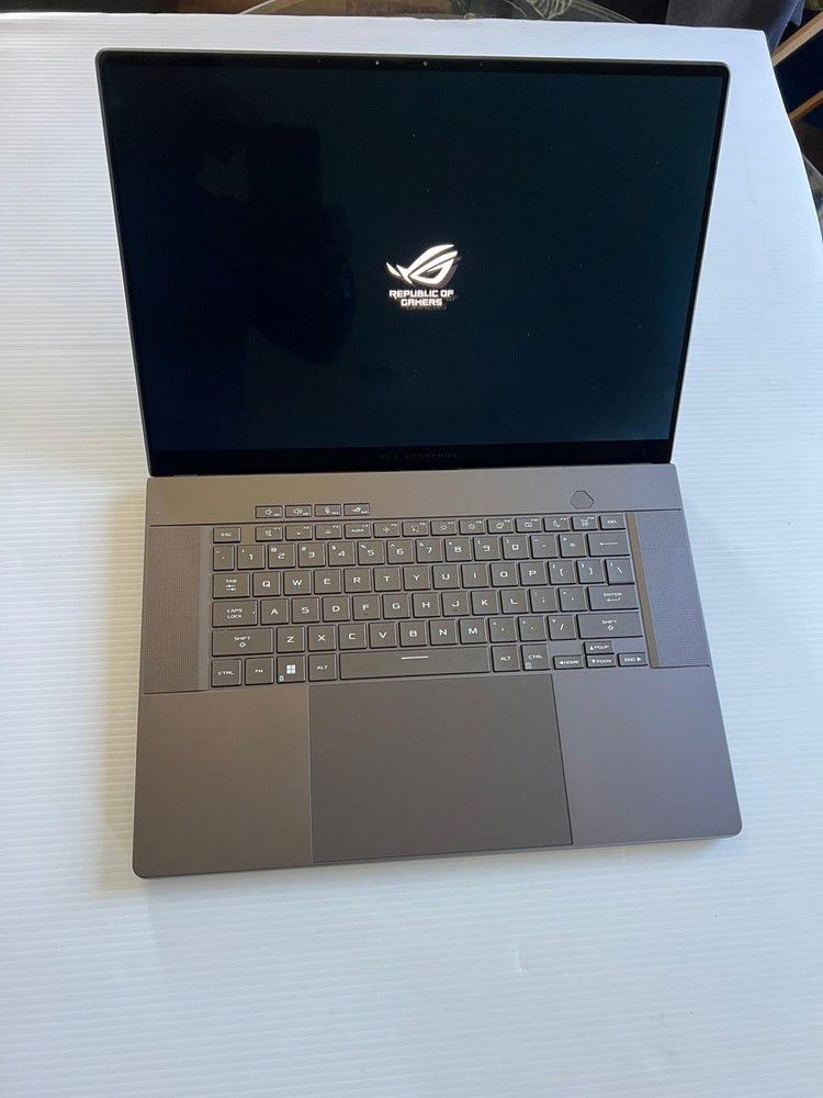 Asus ROG Zephyrus G16 GU605 Gaming Laptop - 16" 240Hz QHD+, Ultra 9 185H, 32GB RAM, 2TB SSD, RTX 4090
