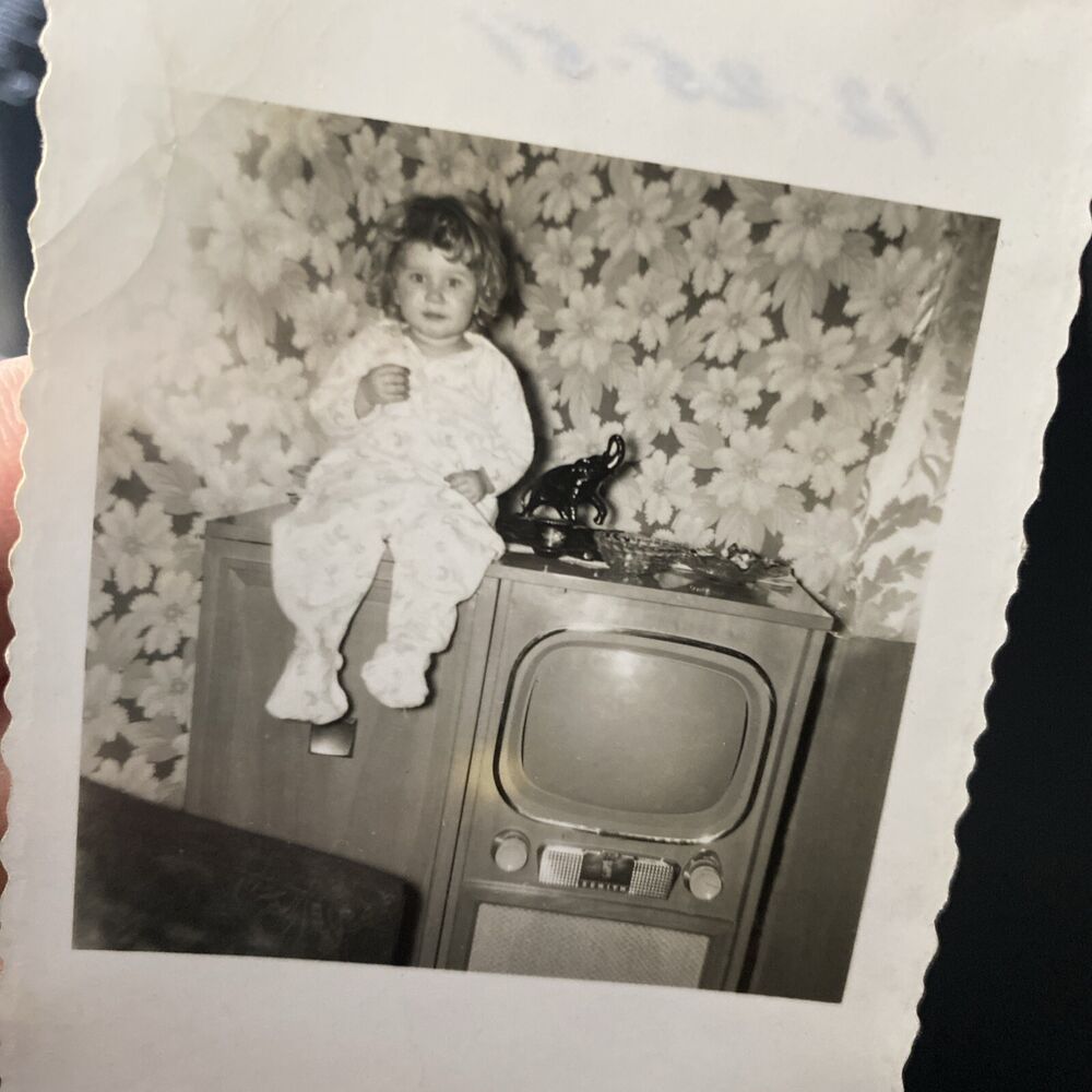 1951 Cute Young Girl in Pjs Sitting on Zenith TV Television Real Photo P12zc50