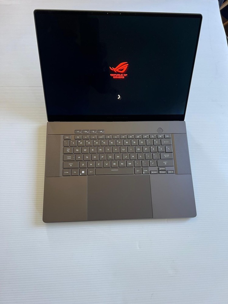 Asus ROG Zephyrus G16 GU605 Gaming Laptop - 16" 240Hz QHD+, Ultra 9 185H, 32GB RAM, 2TB SSD, RTX 4090