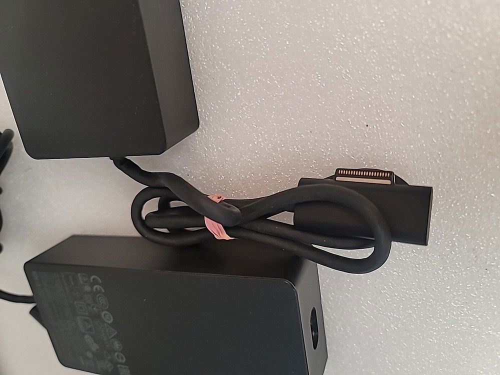 GENUINE MICROSOFT 1661 SURFACE DOCKING STATION With 1749 AC Adapter 90W