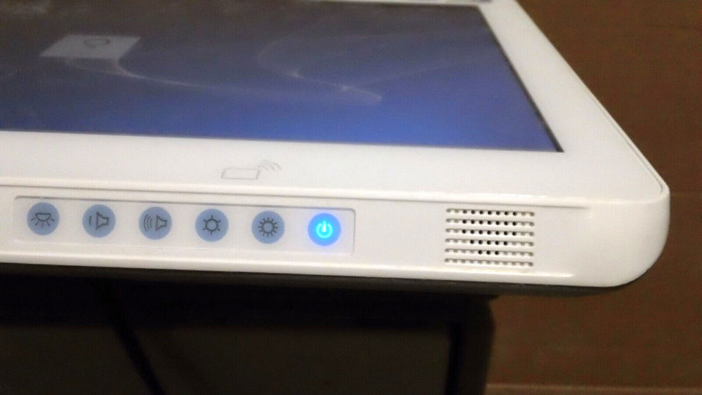 Talis Clinical Advantech HIT-W183 Healthcare Touch Screen Terminal with Camera