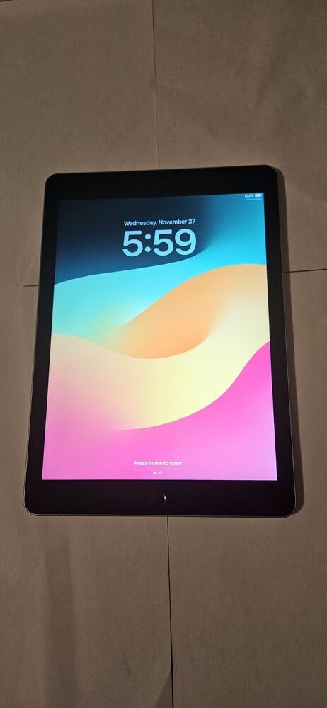 Apple iPad (6th Generation) - 32GB - Wi-Fi, 9.7in - Space Gray